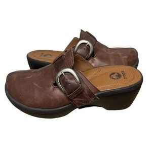 Crocs Women's Cobbler Buckle Clogs Brown Women’s Size 8‎